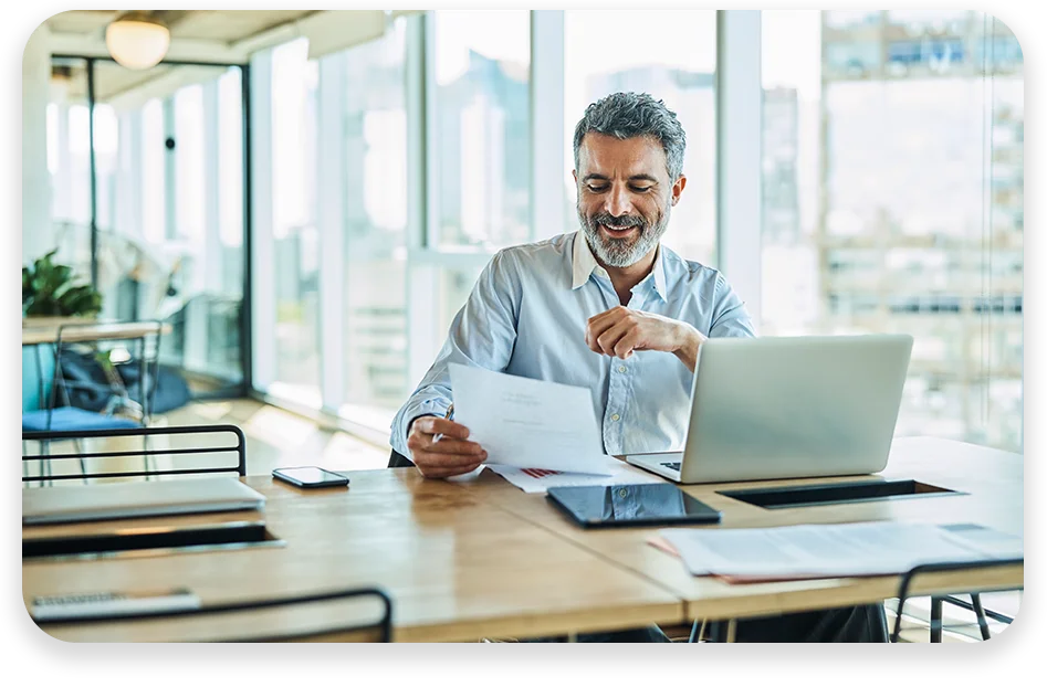 DA-Photo-with-two-patterns-three-modules1 A conference room with three businessmen collaborating and the text "Rude errors by 52%".