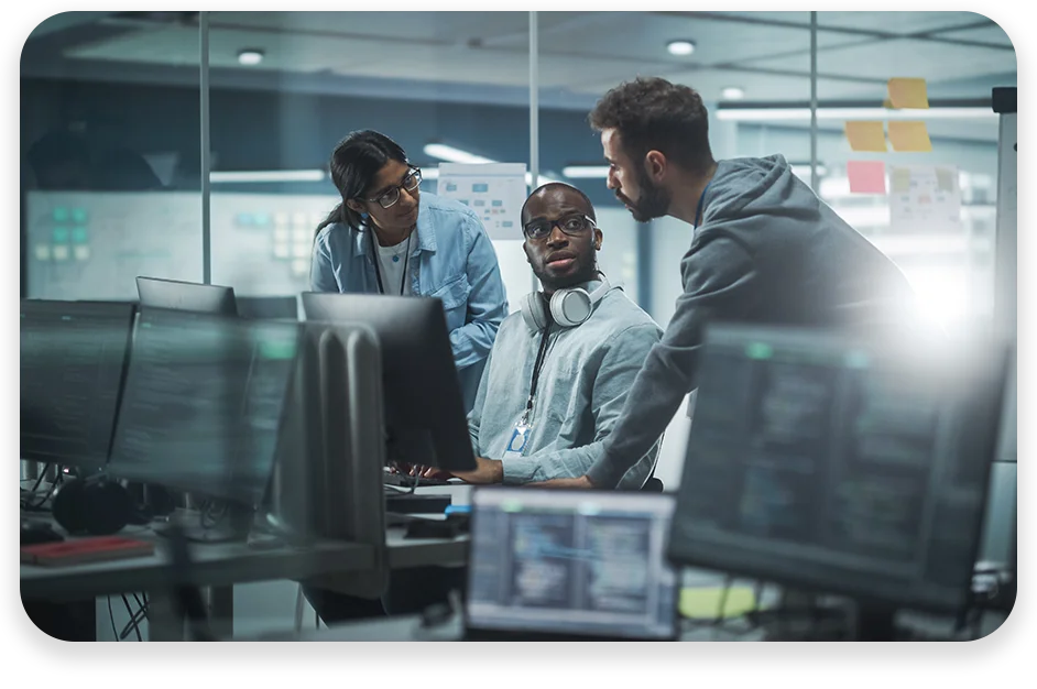 DA-Photo-with-two-patterns-three-modules1 A conference room with three businessmen collaborating and the text "Rude errors by 52%".