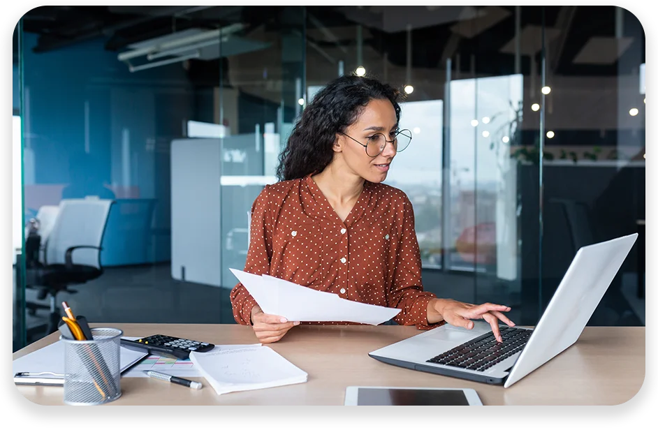 DA-Photo-with-two-patterns-three-modules1 A conference room with three businessmen collaborating and the text "Rude errors by 52%".