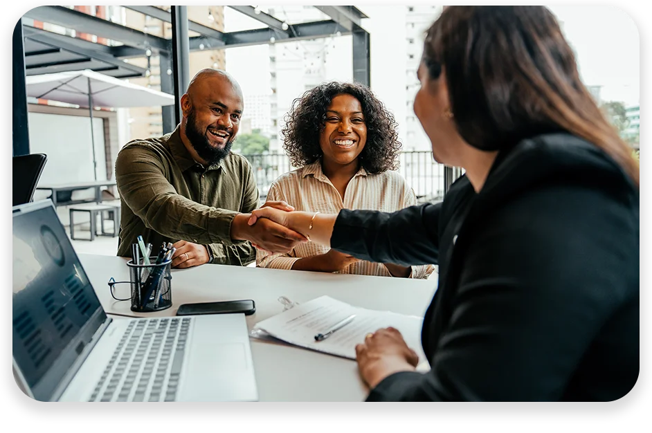 DA-Photo-with-two-patterns-three-modules1 A conference room with three businessmen collaborating and the text "Rude errors by 52%".