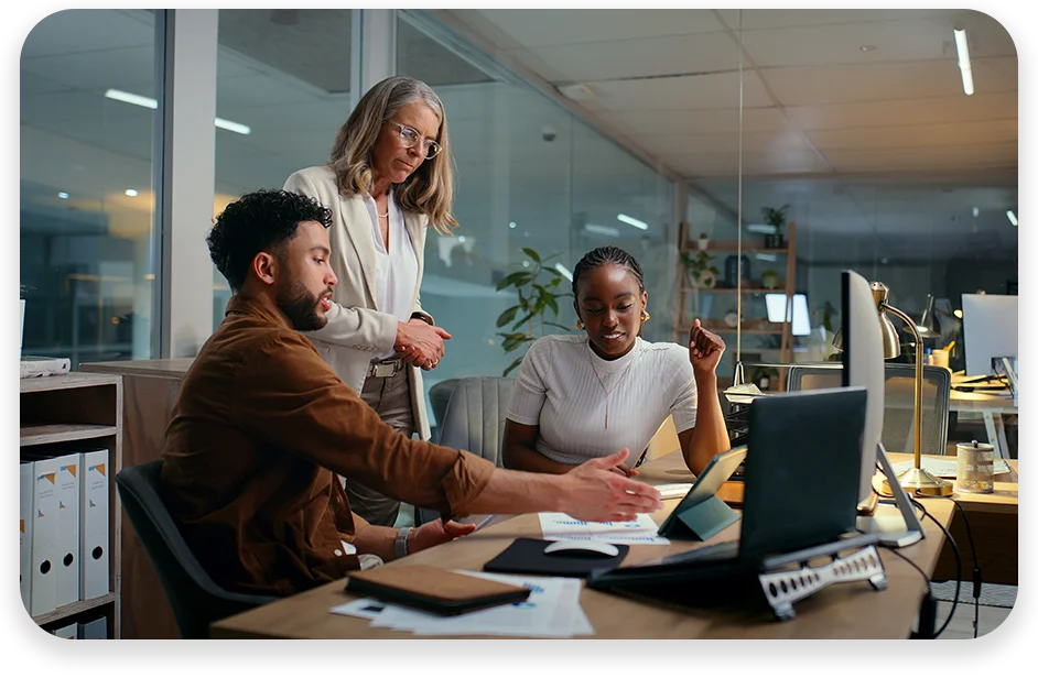 DA-Photo-with-two-patterns-three-modules1 A conference room with three businessmen collaborating and the text "Rude errors by 52%".