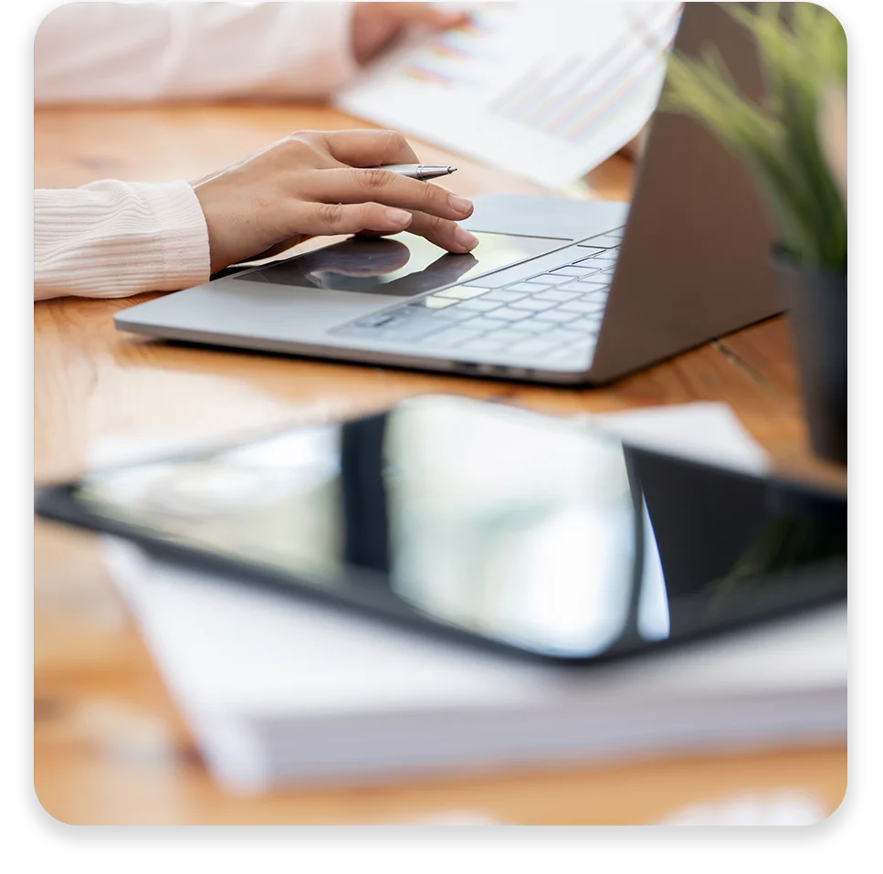 DA-Photo-with-two-patterns-three-modules1 A conference room with three businessmen collaborating and the text "Rude errors by 52%".