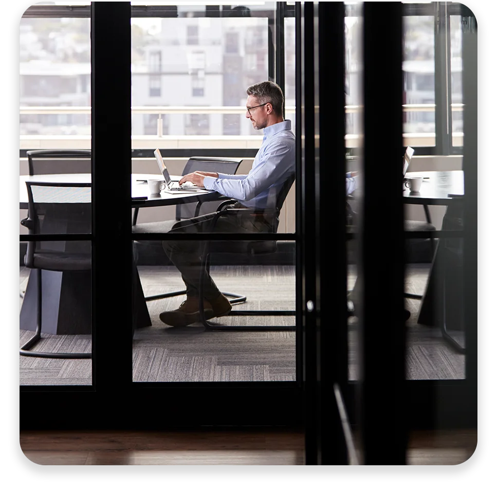 DA-Photo-with-two-patterns-three-modules1 A conference room with three businessmen collaborating and the text "Rude errors by 52%".