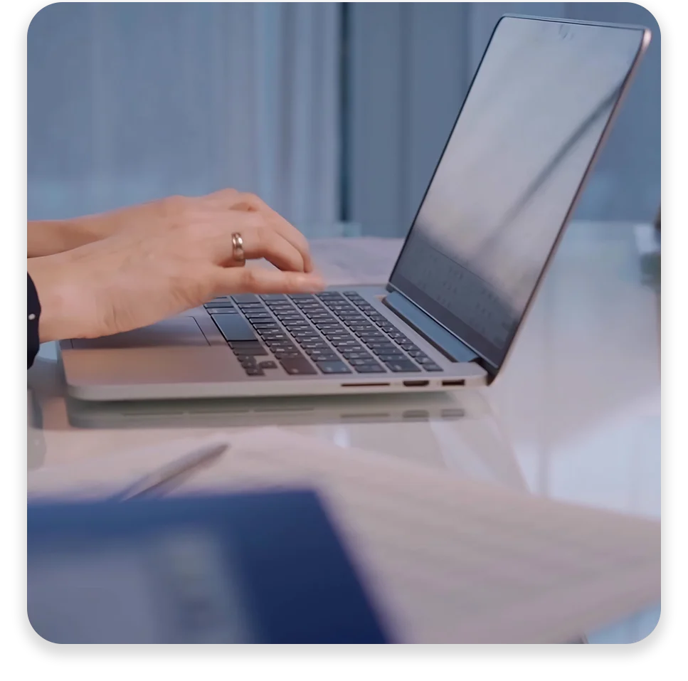 DA-Photo-with-two-patterns-three-modules1 A conference room with three businessmen collaborating and the text "Rude errors by 52%".