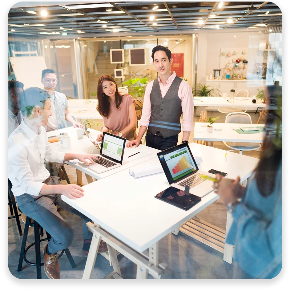 DA-Photo-with-two-patterns-three-modules1 A conference room with three businessmen collaborating and the text "Rude errors by 52%".