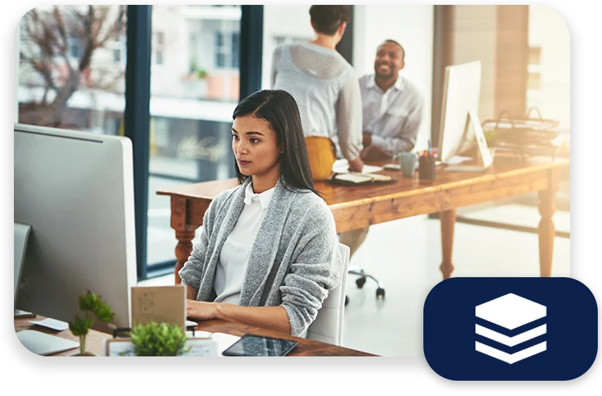 DA-foto-met-twee-patronen-drie-modules1 Een vergaderzaal met drie zakenmannen die samenwerken en de tekst "Rude errors by 52%".