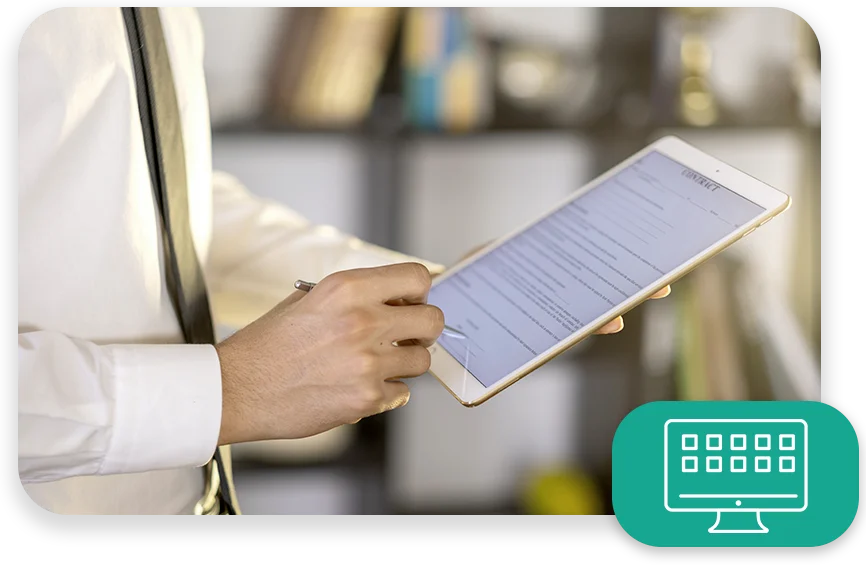 DA-foto-met-twee-patronen-drie-modules1 Een vergaderzaal met drie zakenmannen die samenwerken en de tekst "Rude errors by 52%".