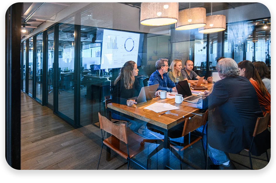 DA-Foto-mit-zwei-Mustern-drei-Module1 Ein Konferenzraum mit drei Geschäftsleuten, die zusammenarbeiten, und dem Text "Rude errors by 52%".