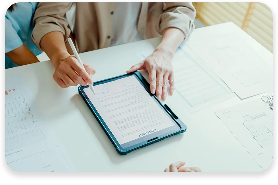 DA-Photo-with-two-patterns-three-modules1 A conference room with three businessmen collaborating and the text "Rude errors by 52%".