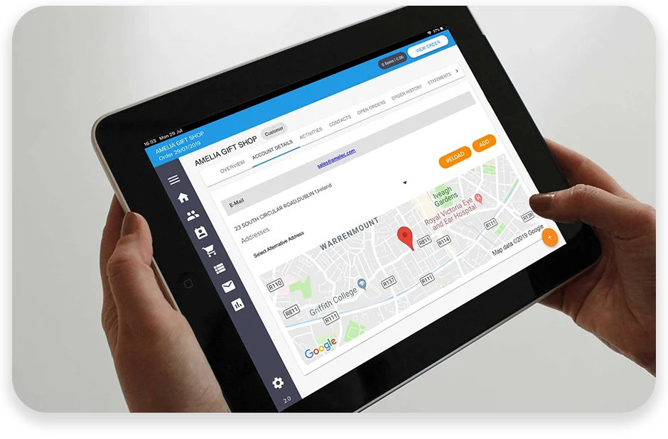 DC10 A woman using Experlogix Digital Commerce field sales app on a tablet.